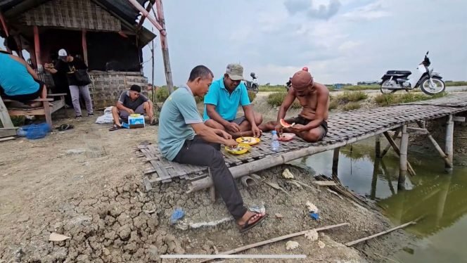 
					Warga Ketitangwetan Gelar Tradisi Makan Bersama di Tambak Sambut Ramadan 1446 H