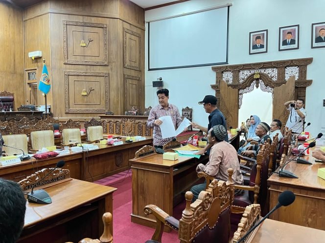 
					Warga Tanjungrejo Desak Kades Mundur, 1.000 Lebih Tanda Tangan Petisi Dukung Tuntutan