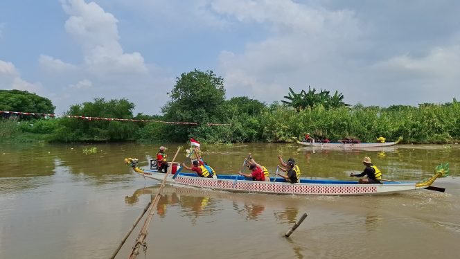
					Festival Sedekah Laut Desa Kedungpancing Diwarnai Lomba Dayung Perahu Naga yang Seru