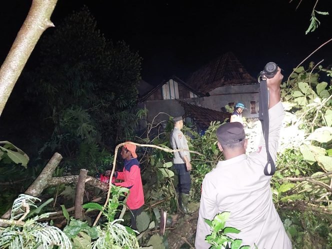 
					Angin Puting Beliung Terjang Kecamatan Tambakromo, Pati, 121 Bangunan Rusak