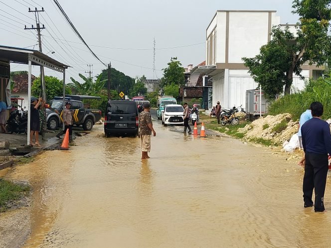 
					Polresta Pati Sigap Atur Lalu Lintas Imbas Tanggul Sungai Godo Ambles
