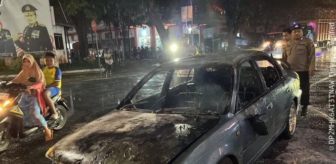 
					Kerugian Rp 50 Juta, Mobil Sedan Terbakar Usai Diduga Korsleting di Pati