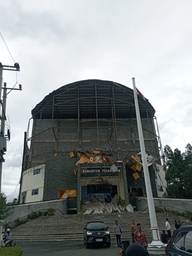 
					Ornamen Gedung DPRD Kabupaten Pesawaran Roboh Menjelang PSU Pilkada Pesawaran