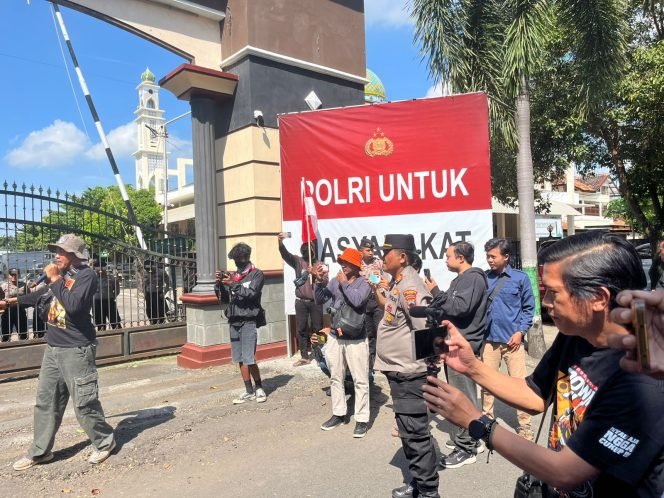 
					Masa dari Gerakan Sukolilo Bangkit Geruduk Mapolresta Pati