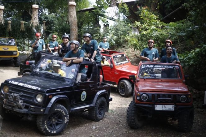 
					Jelajah Alam dan Kopi Muria Lewat Wisata Pijar Jeep Adventure