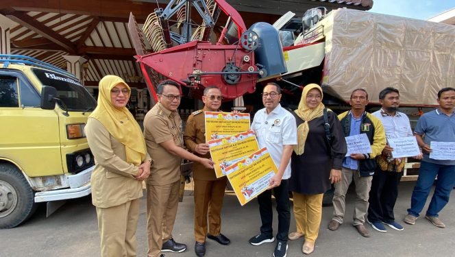 
					Kurangi Beban Petani, Firman Soebagyo Bantu Alat Pertanian Modern di Pati