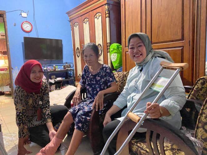 
					Ketika Mbah Mustiin Tak Bisa Lagi Berdiri, Hj. Suhartini Hadir Membantu