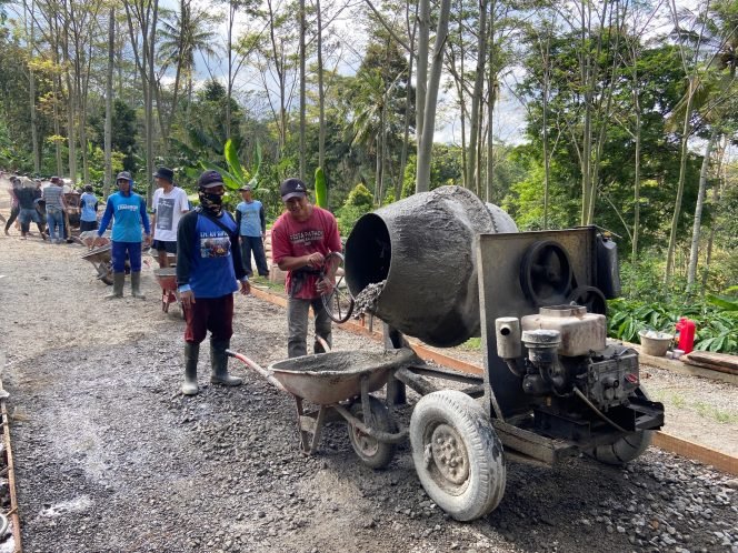 
					Warga Dua Desa di Gembong Pati Swadaya Perbaiki Jalan Rusak