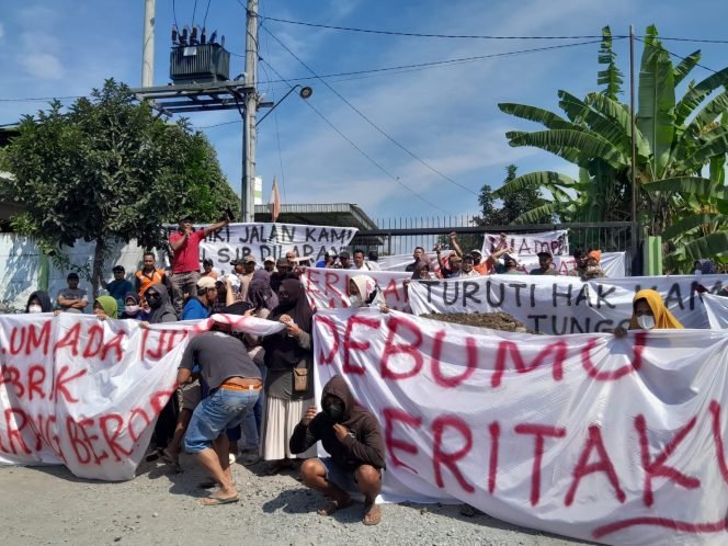 
					Warga Tanjungrejo Tutup Paksa Akses Pabrik Surya Jaya Beton, Tuntut Janji Pembangunan Jalan