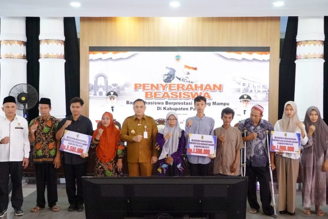 
					Bupati Pati Serahkan Beasiswa untuk 194 Mahasiswa Kurang Mampu Berprestasi