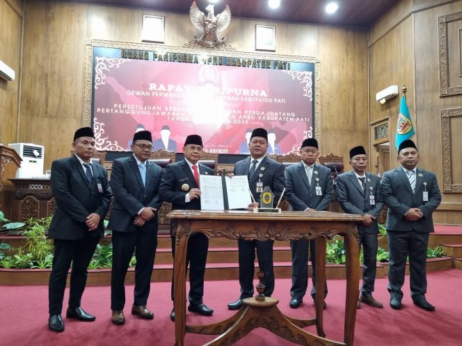 
					Dua Raperda Disepakati, DPRD dan Bupati Pati Kompak Tandatangani Bersama