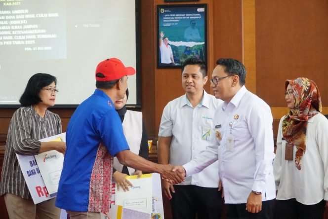 
					Wabup Risma Ardhi Chandra Serahkan Bantuan DBHCHT untuk Ribuan Pekerja di Pati