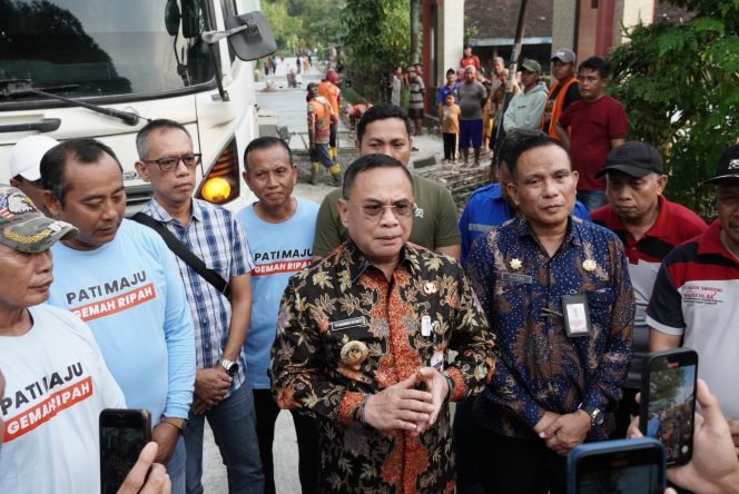 
					Bupati Pati Tinjau Pembangunan Jalan di Tiga Titik Strategis, Targetkan 2026 Semua Ruas Jalan Mantap