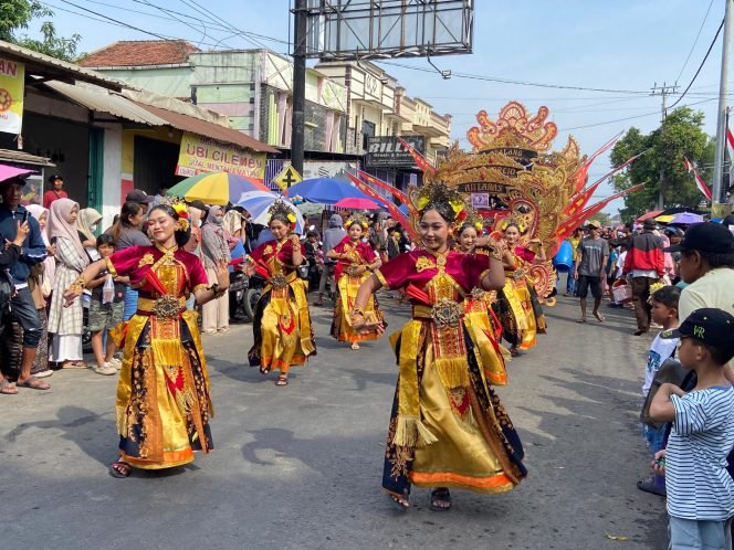 
					Lautan Manusia Padati Karnaval Haul Mbah Ronggo Kusumo di Ngemplak Kidul