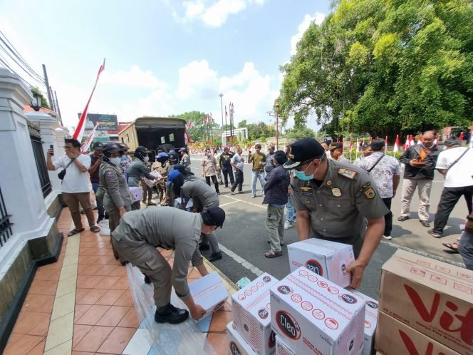 
					Aksi Donasi Masyarakat Pati Bersatu Ricuh, Satpol PP Angkut Air Mineral untuk Demo Tolak Kenaikan PBB