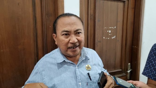 
					Anggota Pansus DPRD Pati dari Gerindra Diberi Kalung Tolak Angin oleh Masyarakat