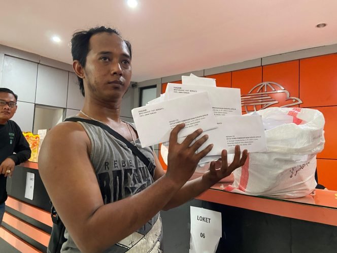 
					Masyarakat Pati Bersatu Kirim 7 Karung “Surat Cinta” ke KPK