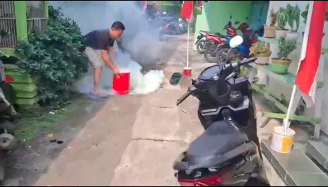 
					Tembakan Gas Air Mata Diduga Nyasar ke Pemukiman Kauman Pati Kidul; Balita dan Lansia Dilaporkan Terimbas