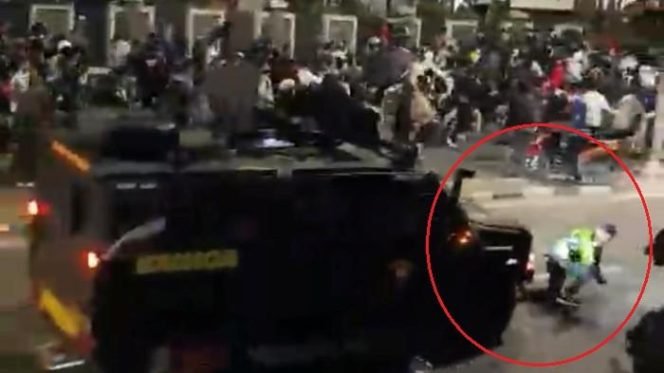 
					Kecam Tindakan Brutal Aparat dalam Penanganan Aksi Demonstrasi! Tuntut keadilan atas gugurnya kawan ojol yang terlindas mobil aparat.