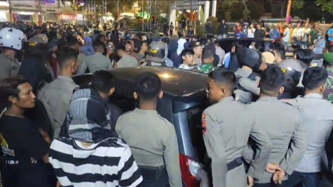 
					Situasi Memanas di Alun-Alun Pati, Polisi Berhasil Redam Potensi Kericuhan