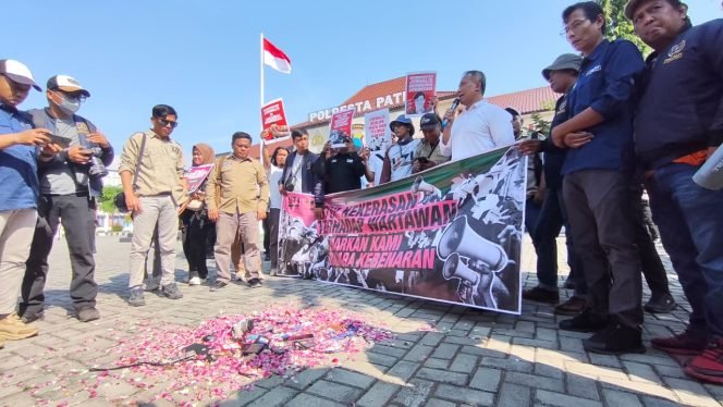 
					Puluhan Wartawan Datangi Polresta Pati, Desak Penetapan Tersangka Kasus Kekerasan terhadap Jurnalis