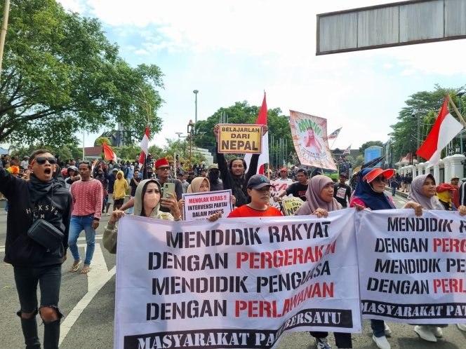 
					Aliansi Masyarakat Pati Bersatu Gelar Aksi di Depan DPRD, Sampaikan 13 Tuntutan