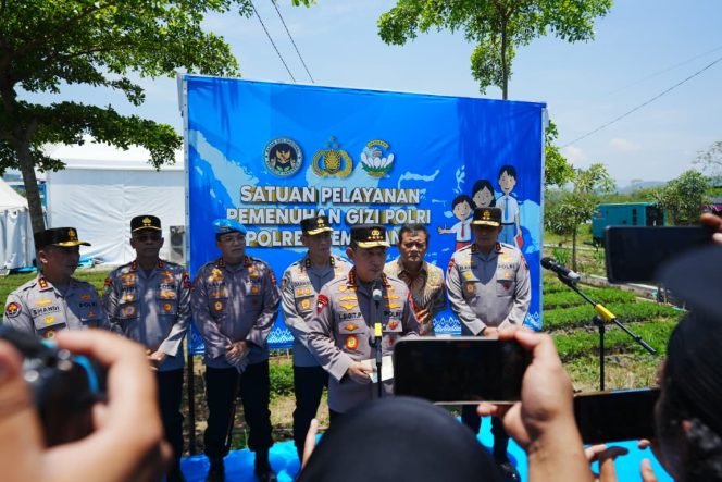 
					Kapolri Serahkan Bansos dan Tinjau Gerakan Pangan Murah di Semarang