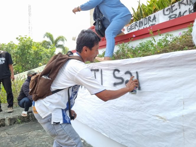 
					Masyarakat Pati Bersatu Kawal Rapat Paripurna DPRD, Tegaskan Tuntutan hingga ke Presiden Prabowo