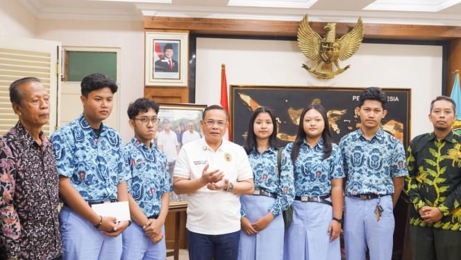 
					Bupati Pati Apresiasi Prestasi Musikalisasi Puisi Siswa SMA N 1 Pati