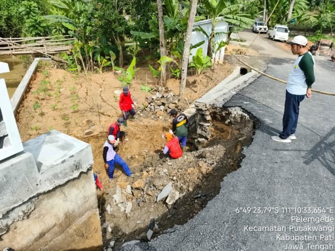 
					Curah Hujan Tinggi Sebabkan Pondasi Jembatan di Desa Pelemgede Rusak