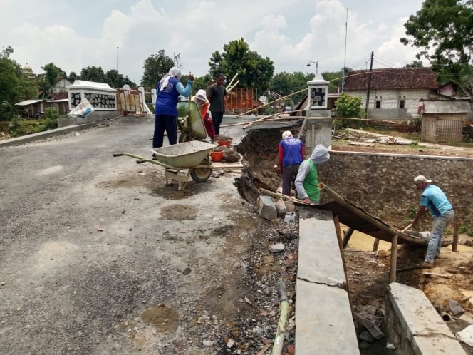 
					Kepala Desa: Usai Jebol, Jembatan Sukopuluhan-Mencon Segera Selesai Ditangani