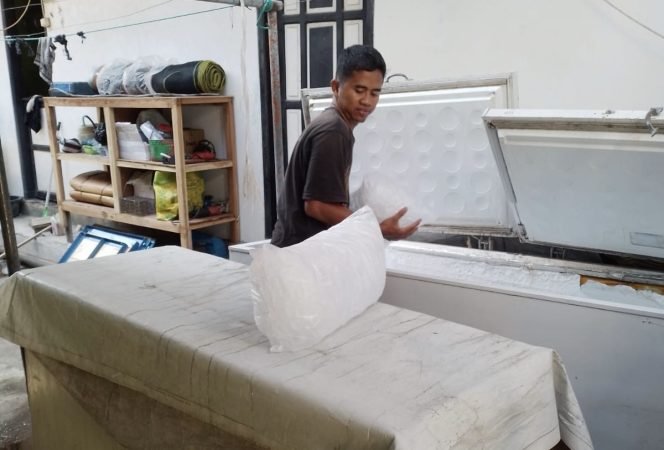 
					Musim Kemarau, Penjualan Es Kristal Sholihin Meningkat Drastis