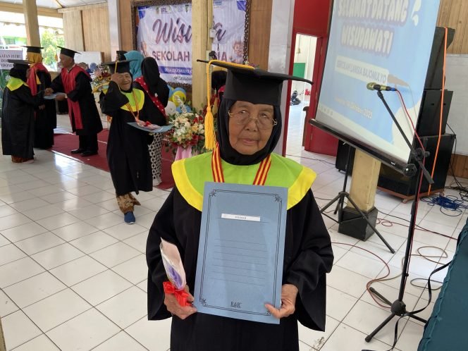 
					50 Lansia Desa Bajomulyo Ikuti Wisuda Sekolah Lansia di Kecamatan Juwana
