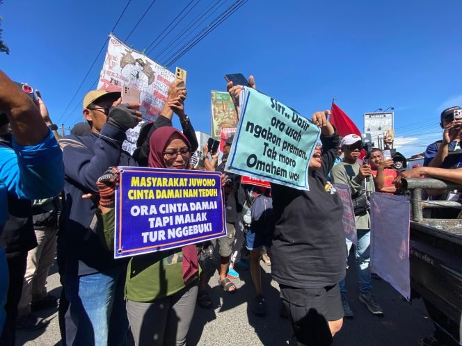 
					Bunga Mawar di Alun-Alun Juwana, Simbol Damai Warga Pati Lawan Premanisme