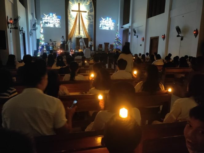 
					Khidmat, Jemaat GITJ Margorejo Gelar Candle Light Service di Malam Natal 2025