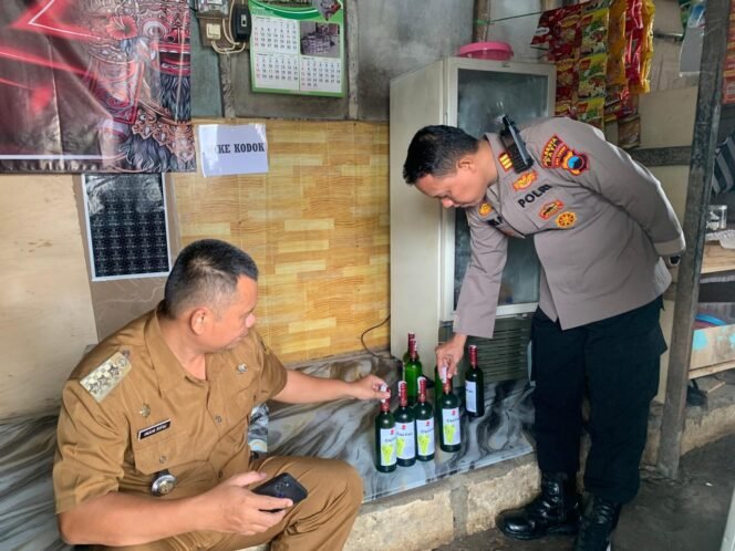 
					Polsek Tayu Gelar Operasi Miras, Enam Botol Kawa-Kawa Diamankan