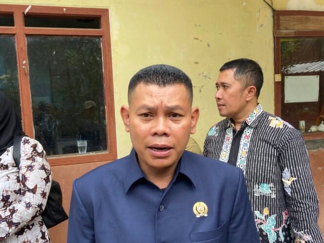 
					Jalan Rusak di Gunungwungkal Dikeluhkan Warga, Eko Kuswanto Siap Kawal Perbaikan