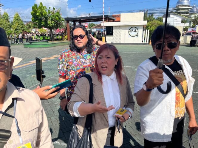 
					Putri Gus Dur Pantau Sidang Vonis Pentolan AMPB di Pati