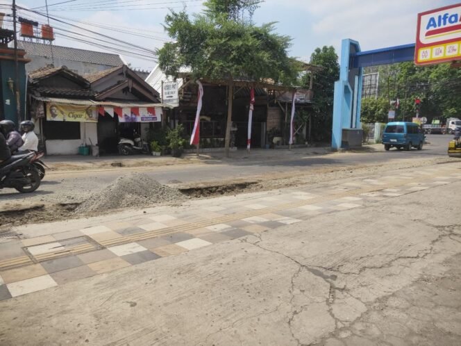 
					Jalan Menuju Taman Makam Pahlawan Puri Diperlebar, Anggaran Rp2,52 Miliar