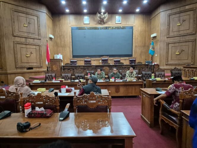 
					21 Tahun Mengabdi, Komisi A Dorong Penghargaan bagi Honorer APBD 2005