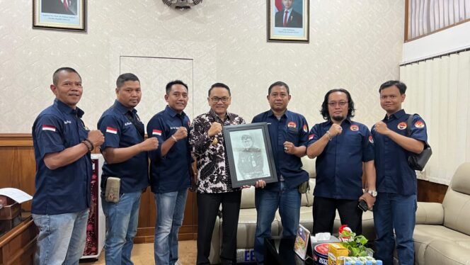 
					FWP Berikan Lukisan Tangan Bergambar Plt Bupati Pati, Bentuk Apresiasi dan Dukungan