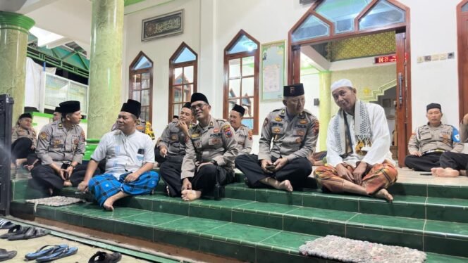 
					Polresta Pati Dekatkan Diri dengan Warga Lewat Safari Subuh di Gembong