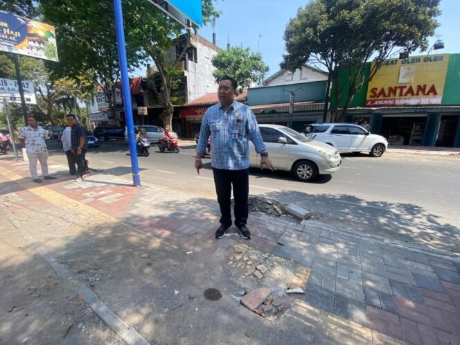 
					Komisi C Soroti Kualitas Paving Trotoar Panglima Sudirman